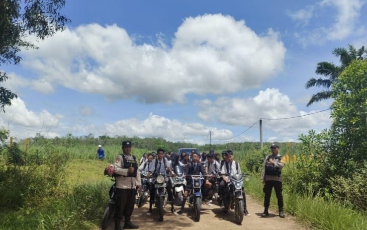 Anggota Polsek Belitang Tiga saat Patroli