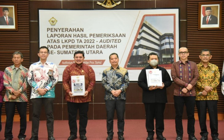 Penghargaan itu diserahkan langsung oleh Kepala BPK RI Perwakilan Provinsi Sumatera Utara (Provsu) Eydu Octain Panjaitan kepada Bupati Tapsel Dolly Pasaribu, yang didampingi Ketua DPRD Tapsel, Kepala BPKPAD Tapsel, dan Inspektur Tapsel, di Auditorium BPK RI Pewakilan Provinsi Sumut, Jalan Imam Bonjol Nomor 22, Madras Hulu, Kecamatan Medan Polonia, Kota Medan (Sumut) pada Jumat (14/4).