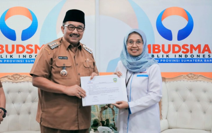 Bupati Benny Utama saat Terima Sertifikat Penyelenggara Pelayanan Publik Kualitas Tinggi