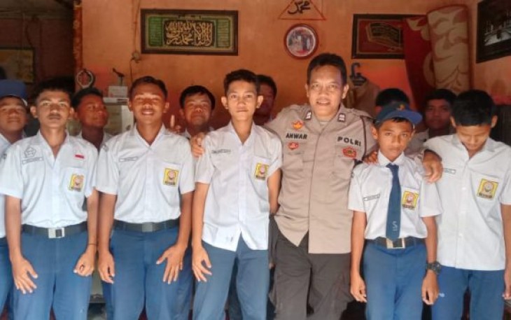 Bhabinkamtibmas Angkola Timur Polsek Sipirok, AIPTU Anwar Sadat Harahap, S.H, bersama Pelajar di Sekolah SMP I Angkola Timur Desa Pargarutan Tonga