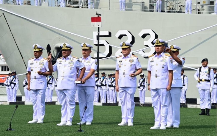 Kepala Staf Angkatan Laut (Kasal) Laksamana TNI Muhammad Ali memimpin Upacara Serah Terima Jabatan (Sertijab) Komandan Pusat Hidro-Oseanografi TNI Angkatan Laut (Danpushidrosal) dan Panglima Komando Lintas Laut Militer (Pangkolinlamil), bertempat di Lapangan M. Silam Mako Kolinlamil, Tanjung Priok, Jakarta Utara, Senin (20/11)