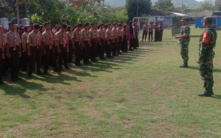 Peltu Mualim saat Bimbing Siswa SMPN 1 Gandusari dalam Materi PBB di LDK OSIS 2023