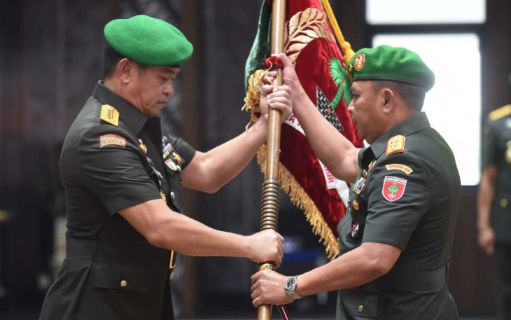 Kepala Staf Angkatan Darat (Kasad) Jenderal TNI Maruli Simanjuntak, M.Sc., saat memimpin Serah Terima Jabatan (Sertijab) Pangdam XIV/Hasanuddin dari Mayjen TNI Totok Imam Santoso, S.I.P., S.Sos., M.Tr (Han) kepada Mayjen TNI Bobby Rinal Makmun, S.I.P., serta lima jabatan lain di lingkungan Angkatan Darat, bertempat di Markas Besar Angkatan Darat (Mabesad) Jakarta, Jumat (29/12/2023)