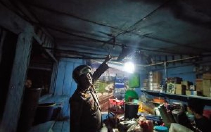 Petugas saat menunjukkan lampu tempat korseleting listrik