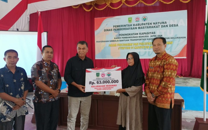 Bupati Natuna Wan Siswandi  saat serahkan bantuan secara simbolis