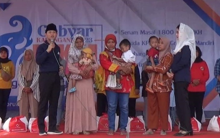 Bupati Trenggalek, Mochamad Nur Arifin, bersama Novita Hardini, saat menghadiri gebyar PKH di halaman Kantor Kecamatan Karangan, Minggu (19/2/2023).