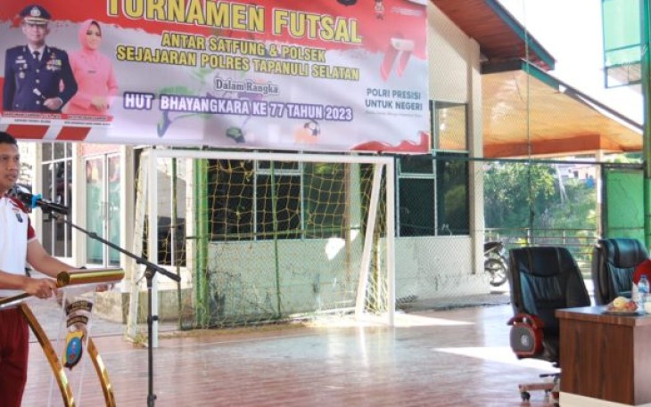 Kapolres, AKBP Imam Zamroni, SIK, MH, membuka Turnamen Futsal antar Bag, Satfung, dan Polsek jajaran Polres Tapanuli Selatan (Tapsel), Jumat (16/6/2023) sore.
