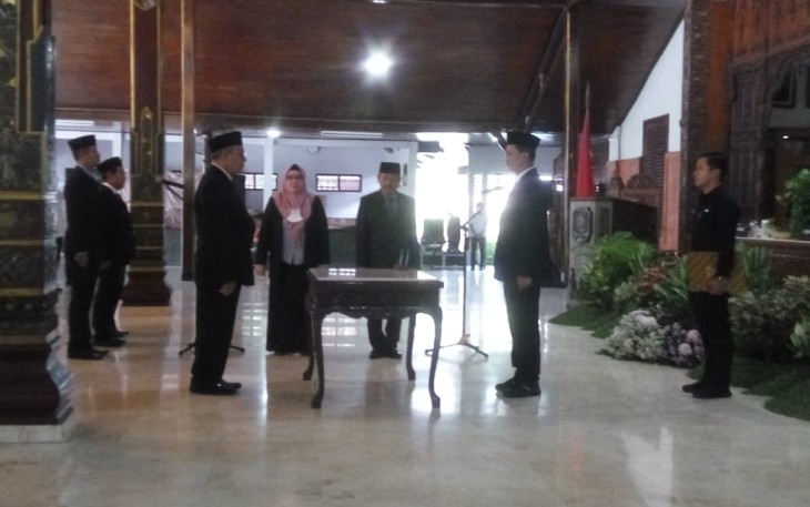 Bupati Tulungagung, Drs Maryoto Birowo, saat melantik dan mengambil sumpah jabatan Administrator dan jabatan Pengawas di lingkungan Pemerintah Kabupaten Tulungagung, di Pendopo Kongas Arum Kusumaningbongso, Rabu (15/03/2023).