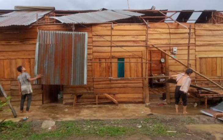 Kondisi Kios setelah diterjang Puting beliung di SD Hole, Tapsel.