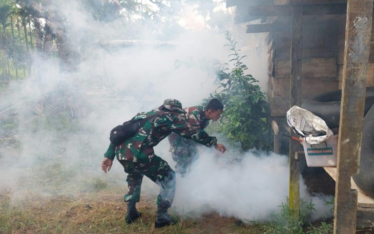 Konsistensi Satgas Yonif 143/TWEJ Bantu Masyarakat Berantas Malaria
