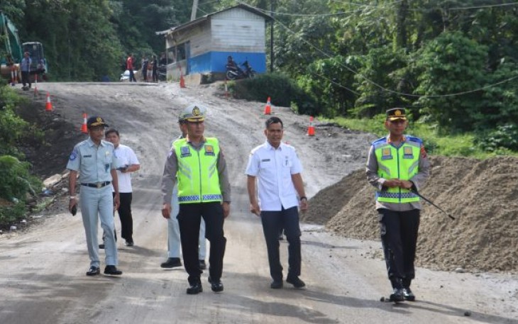 Dir Lantas Polda Sumut, Kombes Pol Muji Ediyanto, SH, SIK, bersama Kapolres Tapanuli Selatan (Tapsel), AKBP Imam Zamroni, SIK, MH, turun langsung ke Jalan Lintas Batu Jomba