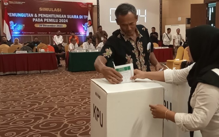 Simulasi pemungutan dan penghitungan suara di TPS untuk Pemilu 2024, di Hotel D'wangsa Lorin, Colomadu, Karanganyar, Selasa (26/12/2023)