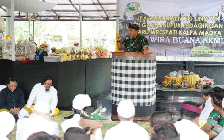 Gubernur Akademi Militer, Mayjen TNI R. Sidharta Wisnu Graha, S.E., bersama Taruna dan personel organik Akmil beragama Hindu, dipandu oleh Bapak Ida Pandita Mpu Jaya Acharya Nanda, merayakan megah ulang tahun ke-50 Pura Wirabuana. Upacara Ngenteg Linggih RSI Gana Mupuk Pedagingan Caru Wrespati Kalpa Madya, diselenggarakan dengan khidmat di Pura Wira Buana Akmil Magelang pada Senin (18/12/2023)