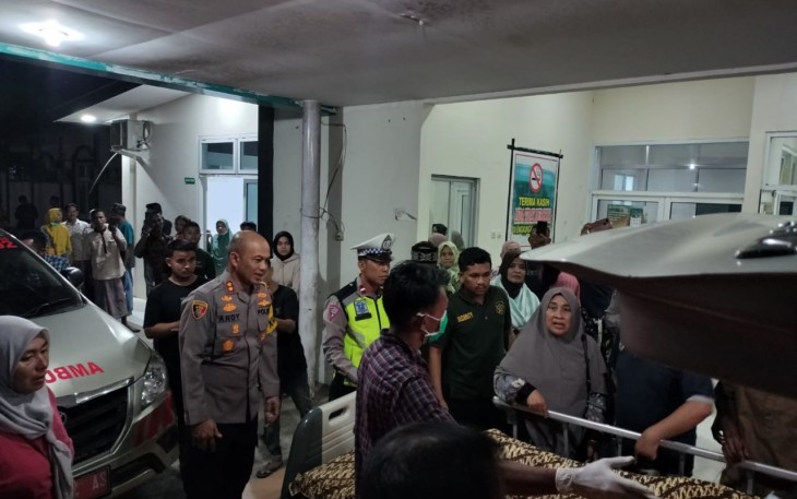 Kapolres Aceh Timur saat Antar Jenazah Korban Kecelakaan di Peudawa ke Rumah Duka