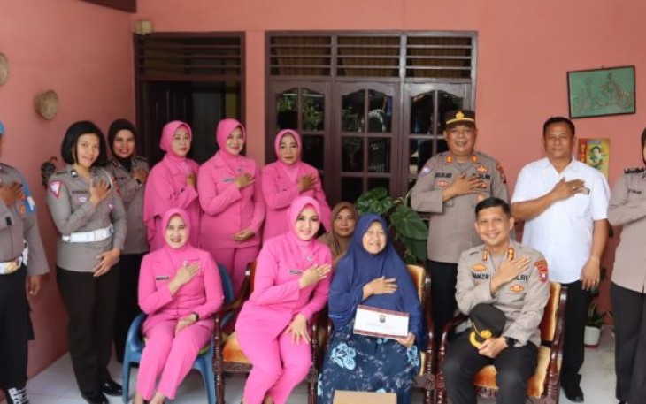 Dalam rangka menyambut Hari Ulang Tahun (HUT) Bhayangkara ke-77, Kapolres Tapanuli Selatan (Tapsel), AKBP Imam Zamroni, SIK, MH, dan Ketua Bhayangkari Cabang Tapsel, Ny Fitri Imam Zamroni, menggelar kegiatan Anjangsana, Selasa (13/6/2023) pagi.