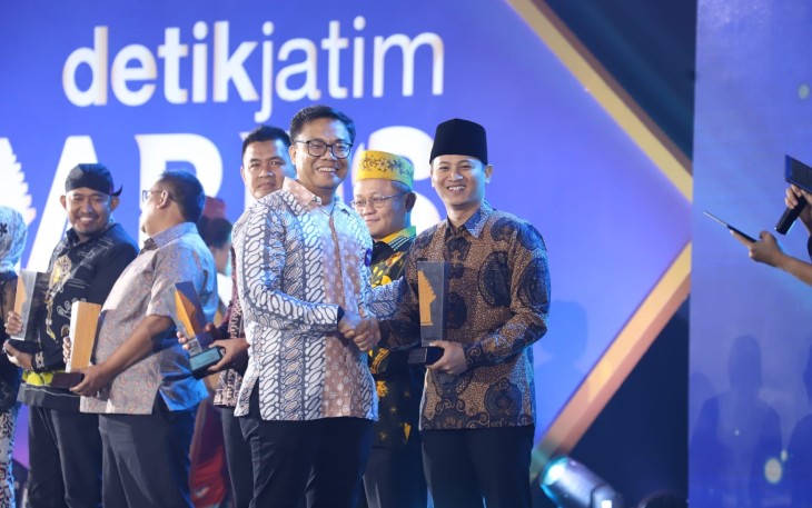 Bupati Trenggalek, Mochamad Nur Arifin, saat menerima penghargaan sebagai Tokoh Inovator Pelestarian Lingkungan dari Detikjatim, Senin (27/11/2023)