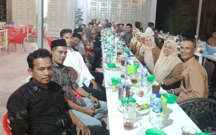 KIP Aceh Timur dan PPK Beserta Sekretaris PPK se Kabupaten Aceh Timur saat Buka Puasa Bersama