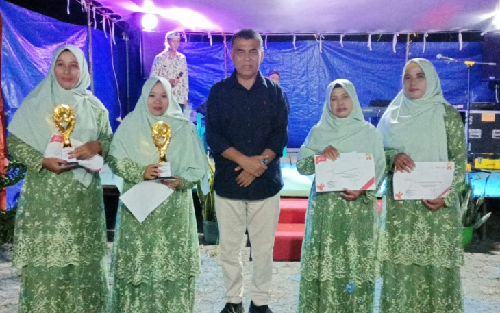 Bupati Natuna, Wan Siswandi didampingi Ketua TP PKK Natuna Septi Dwiani Siswandi dan Wakil Bupati Natun Rodhial Huda saat hadiri malam puncak HUT Kemerdekaan Republik Indonesia ke-78 di Desa Tapau Kecamatan Bunguran Tengah, (14/8).
