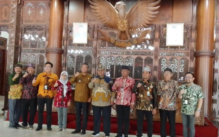 Foto bersama Plt Bupati Probolinggo Timbul Prihanjoko saat di Pendopo Kongas Arum Kusumaning Bongso Kabupaten Tulungagung