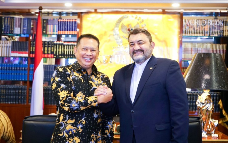 Bamsoet saat menerima Duta Besar Iran untuk Indonesia H.E. Mr. Mohammad Boroijerd, di Ruang Kerja Ketua MPR RI, Jakarta, Senin (6/11/23).