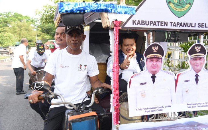 Bupati Tapanuli Selatan (Tapsel) H Dolly Pasaribu naik Becak Motor (Bentor) bersama peserta lainnya menuju Santika Premiere Dyandra Convention Center Hotel tempat pelaksanaan Musyawarah Perencanaan Pembangunan RKPD Provinsi Sumatera Utara (Provsu) 2024 pada Rabu (12/4)