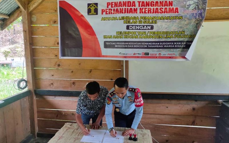 Penandatanganan Perjanjian Kerjasama antara Lapas Kelas III Suliki dengan Kelompok Tani/Pembudidayaan Ikan Anak Kociak, Kabupaten Limapuluh Kota.