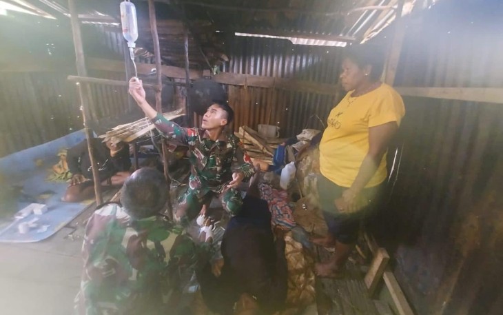 Satgas Yonif 143/TWEJ saat Tangani Warga Pendarahan Pasca Melahirkan di Papua