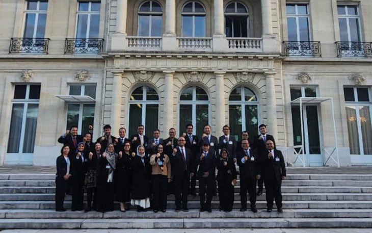 Foto Bersama usai sidang pleno (Plenary-Working Group Meeting) di Kantor The Organization for Economic Co-operation and Development (OECD), Paris, Perancis pada tanggal 23-27 Oktober 2023.