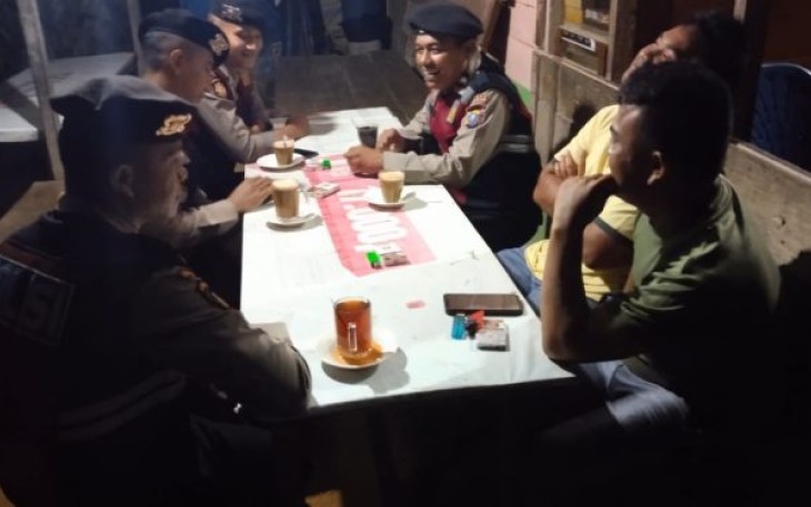 Personel Sat Samapta Polres Tapanuli Selatan (Tapsel) saat melakukan aksi sambang warga di Desa Pargarutan Baru, Kecamatan Angkola Timur.