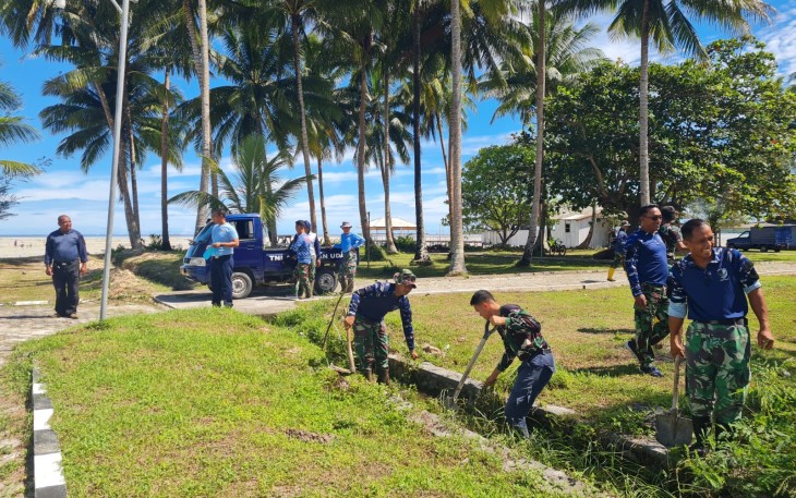  Lanud Raden Sadjad Natuna Bersihkan Saluran Air
