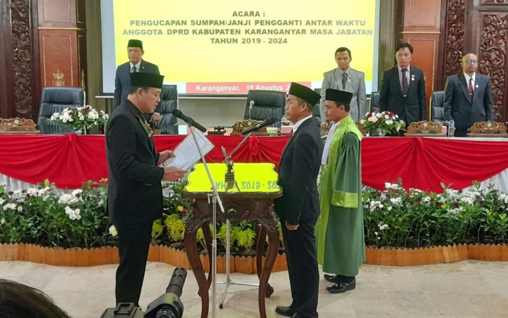 Prosesi pelantikan Rustam Junaedi sebagai PAW anggota DPRD Karanganyar masa jabatan 2019 - 2024, dalam Rapat Paripurna ke-16 di gedung DPRD Karanganyar, Jumat (18/8/2023)