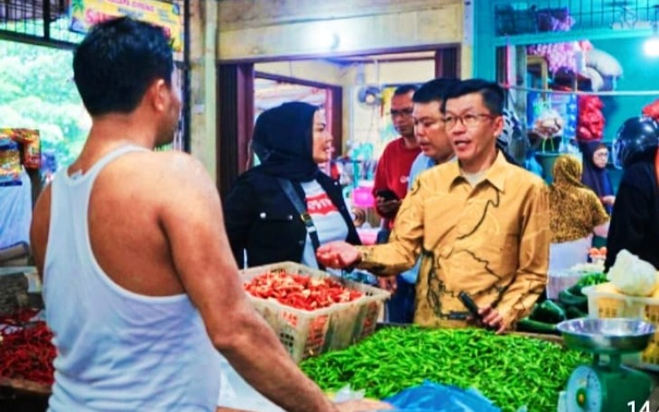 Pj. Wali Kota Tanjungpinang Hasan, S.Sos bersama Kepala Dinas Perdagangan dan Kepala Dinas Pertanian, Pangan dan Perikanan langsung melakukan survei harga di pasar Bintan Centre, Minggu (12/11).