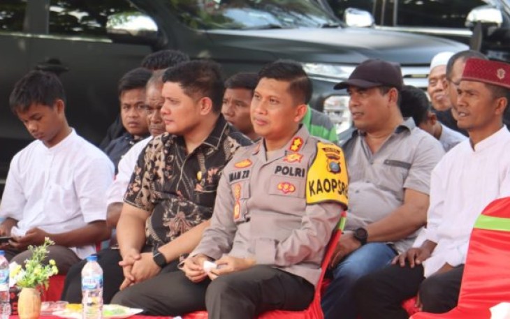 Kapolres Tapanuli Selatan (Tapsel), AKBP Imam Zamroni, SIK, MH, dan Ketua DPRD Tapsel, Abdul Basith Dalimunthe, SH, saat sosialisasi ke masyarakat terkait narkotika musuh bersama di Desa Sidadi II, Kecamatan Batang Angkola.