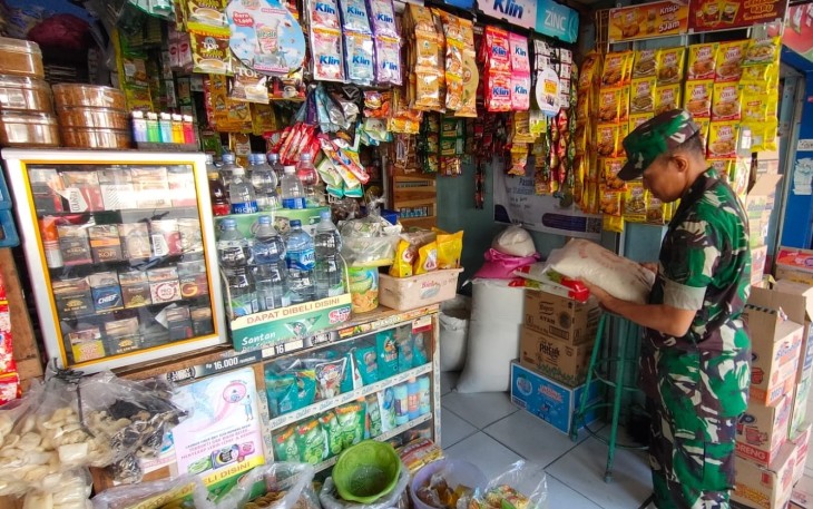 Babinsa Kaibon Lakukan Pengecekan Harga Sembako