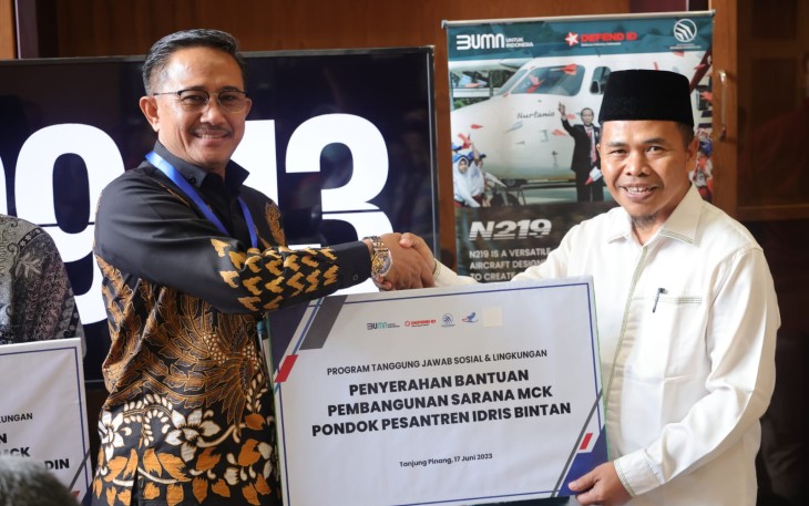 PT Dirgantara Indonesia Serahkan Bantuan Tanggung Jawab Sosial dan Lingkungan 