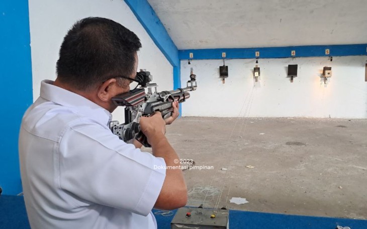Wali Kota Bitung, Maurits Mantiri saat menjajal senapan FWB