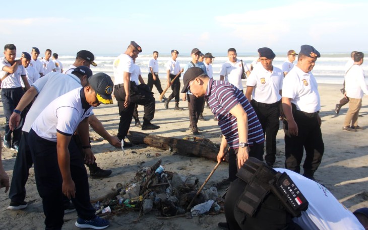 Olahraga Bersama dan Bersih-bersih Pantai Panjang 
