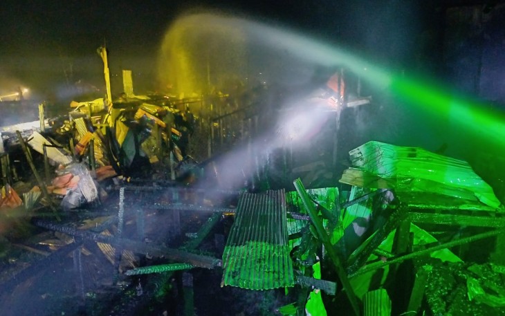 Gerak Cepat Babinsa Bantu Padamkan Kebakaran Rumah Warga