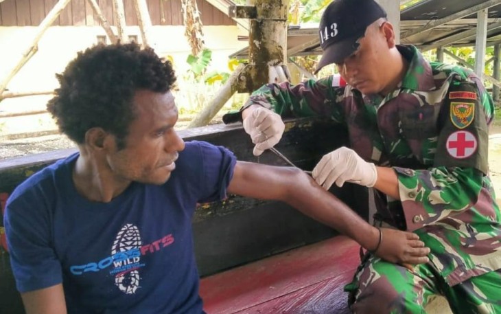 Satgas Yonif 143/TWEJ saat berikan pertolongan