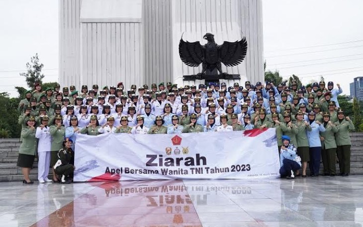 Upacara Ziarah dalam rangka Apel Bersama Wanita TNI Tahun 2023 di Taman Makam Pahlawan Kalibata, Jakarta, Kamis (13/4/2023).
