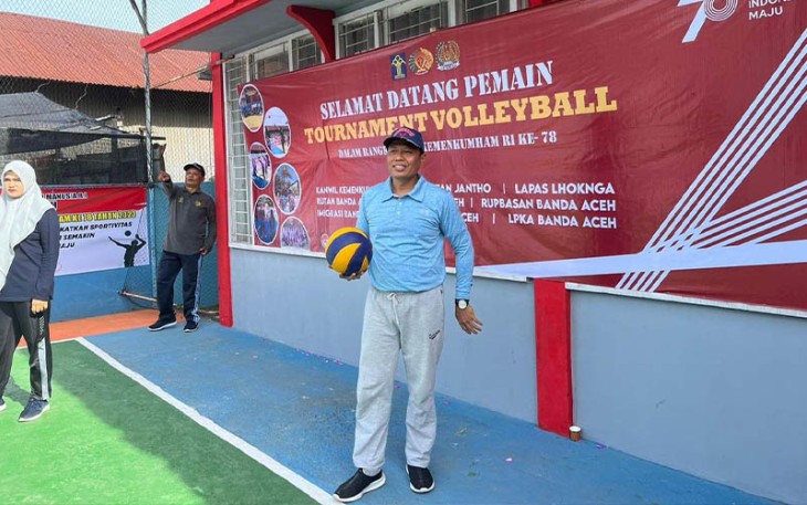 Servis Bola Voli Kadiv Administrasi Tandai Bergulirnya Turnamen Voli Hari Kemenkumham RI ke 78