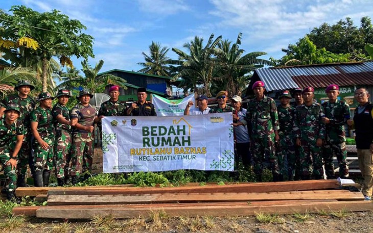 Prajurit TNI AL bedah rumah warga kurang mampu di Desa Tanjung Aru, Kec. Sebatik Timur, Nunukan, Kalimantan Utara pada pekan ini.