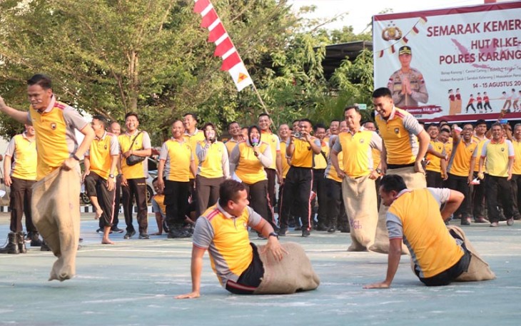 Anggota Polres Karanganyar sedang mengikuti lomba balap karung, di Lapangan Wirasatya Mapolres setempat, dalam rangka menyambut HUT RI ke-78.