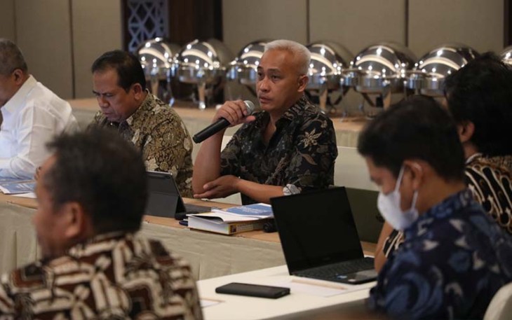 Direktur Badan Usaha SPAM Batam, Denny Tondano saat rapat, Rabu (29/3/2023).