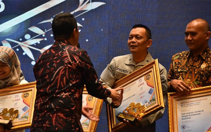 Penghargaan diterima oleh Kepala Bakamla RI Laksdya TNI Dr. Aan Kurnia yang diwakilkan oleh Kepala Biro Perencanaan dan Ortala Bakamla RI Laksma Bakamla Phundi Rusbandi dan Direktur Pelatihan Bakamla RI Laksma Bakamla Suwito.