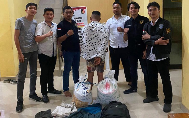 Tersangka Curat (tengah diborgol) saat diamankan petugas