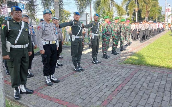 Personil gabungan saat mengikuti apel gelar pasukan