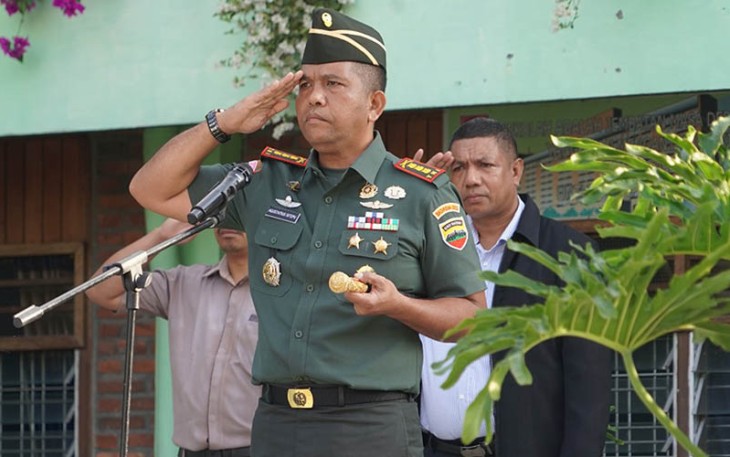 Danrem 022/Pantai Timur  Kolonel Inf Agustatius Sitepu, S.Sos., M.Si., M.Han., saat menjadi Irup pada pelaksanaan Upacara Bendera Merah Putih serta memberikan Wasbang (Wawasan Kebangsaan) kepada para Siswa-siswi SMK Swasta Cinta Rakyat, Senin (06/11/2023). 