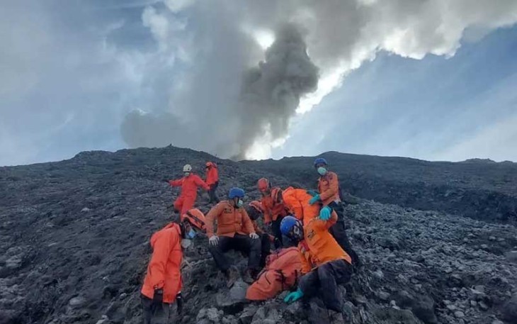 Proses evakuasi jenazah korban erupsi gunung marapi