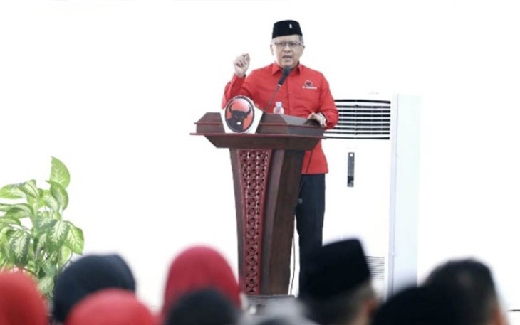 Sekretaris Jenderal DPP PDIP Hasto Kristiyanto menirukan permintaan Megawati ketika memberikan sambutannya dalam Rapat Kerja Daerah (Rakerda) PDIP Provinsi Banten di Kantor DPD PDIP Banten di Kota Serang, Minggu (10/9/2023).